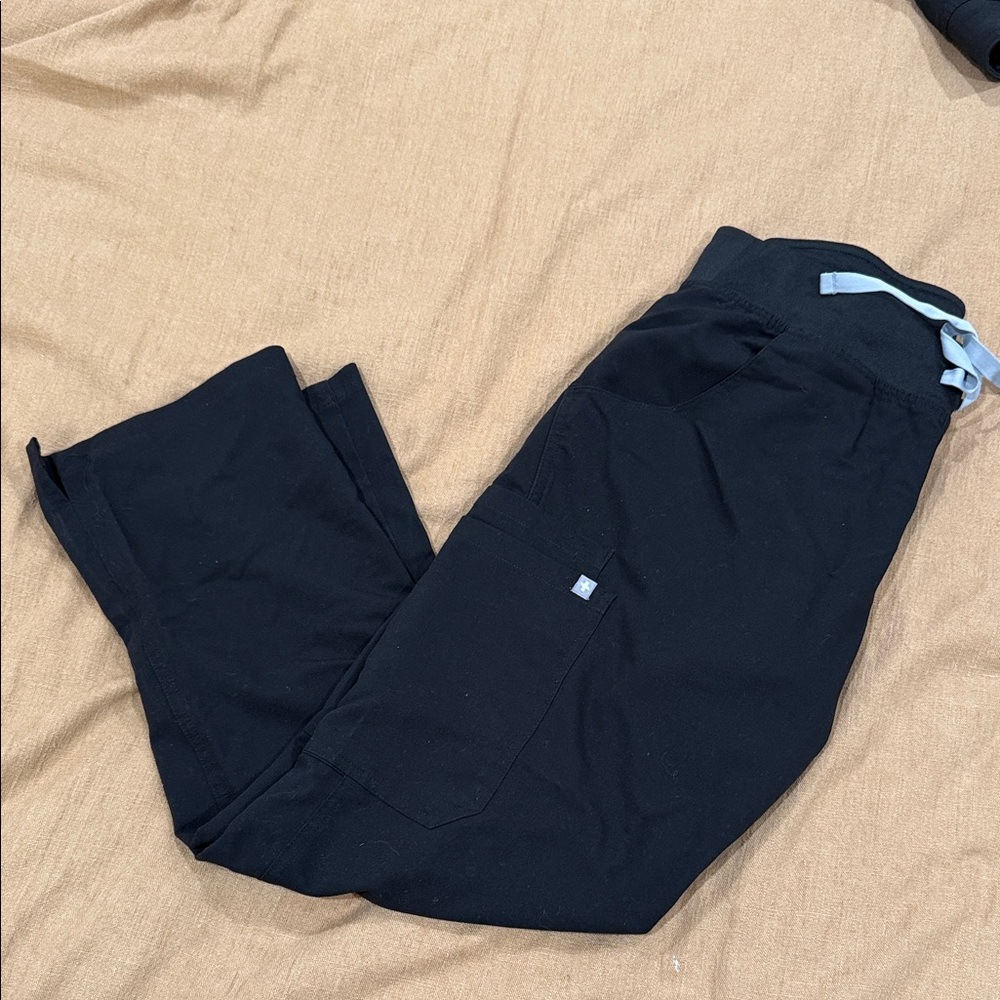 FIGS PETITE MEDIUM SCRUB PANTS BLACK